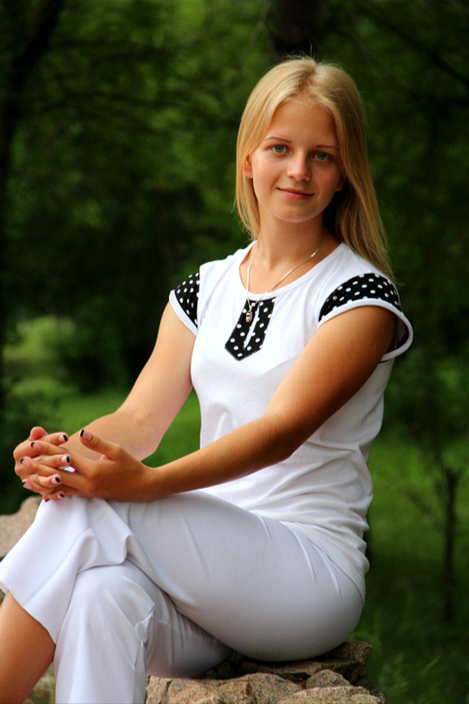 AI caption: the girl is posing in a field, the girl is wearing a hat, portrait a beautiful woman laying in the grass, the girl is laying on the grass, portrait